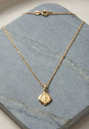 Cadena Virgen divina